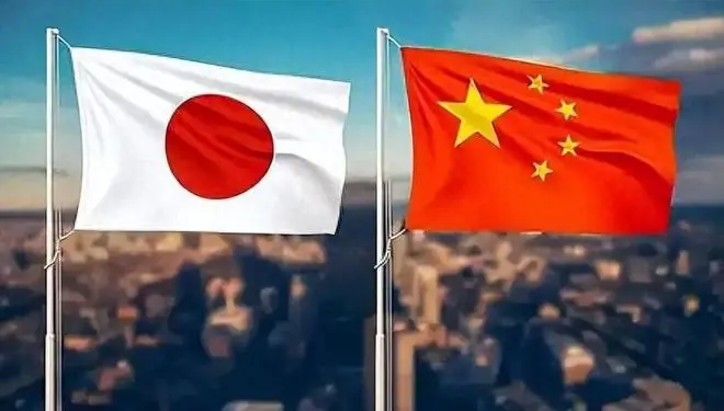 中国国旗与日本国旗并置,象征两国政策与人员的交汇