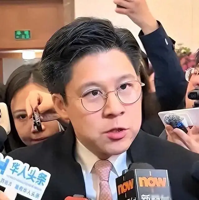 沈安宇的工作台与数据对比图