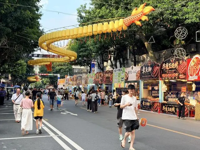 第二十届佛山“西甲”开幕,巨型鳌鱼装置惊艳亮相。何泳然摄