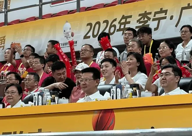 杜锋专注观赛